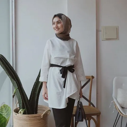 9 Inspirasi Busana dan Hijab Ini Akan Membuatmu Terlihat Lebih Profesional dan Elegan Saat Wawancara Kerja 17