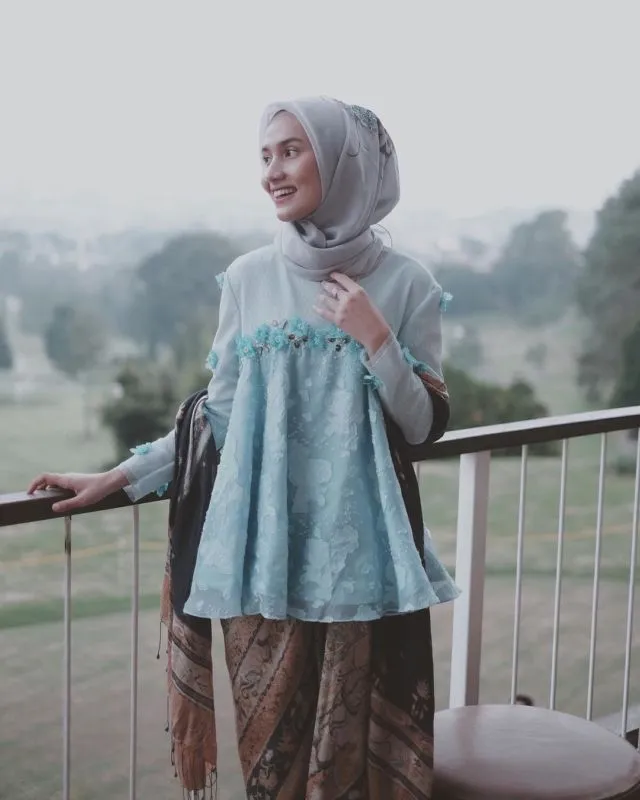 12+ Ragam Kebaya dan Rok Batik ala Dwi Handa, Klop Buatmu yang Kurang Berisi Badannya 16