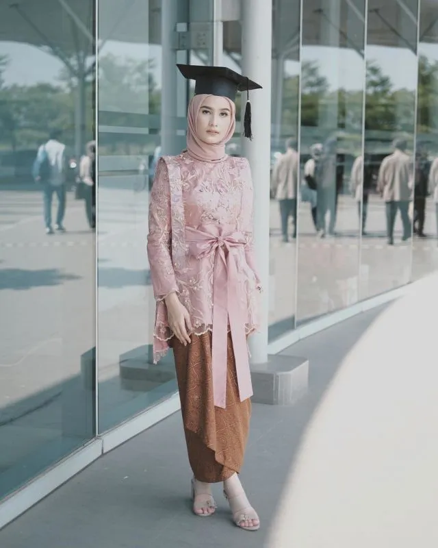 12+ Ragam Kebaya dan Rok Batik ala Dwi Handa, Klop Buatmu yang Kurang Berisi Badannya 21