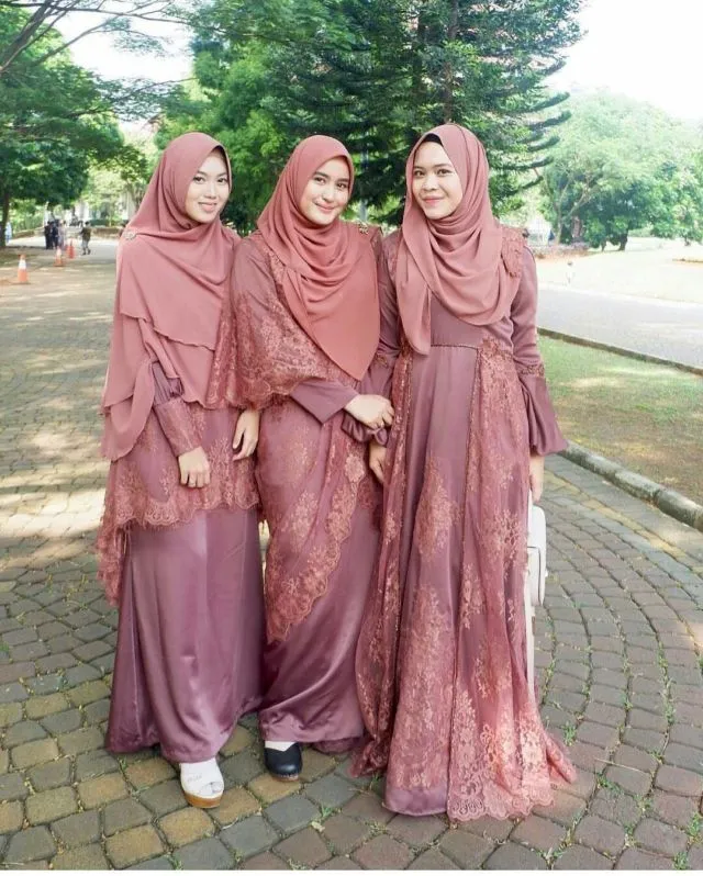 9 Kebaya dan Hijab Syar'i yang Menutup Dada untuk Wisuda 10