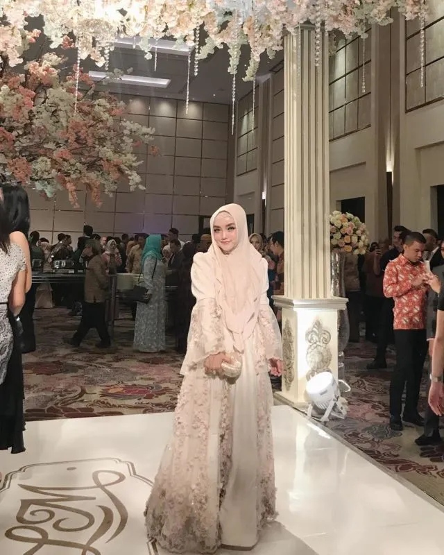 9 Kebaya dan Hijab Syar'i yang Menutup Dada untuk Wisuda 11