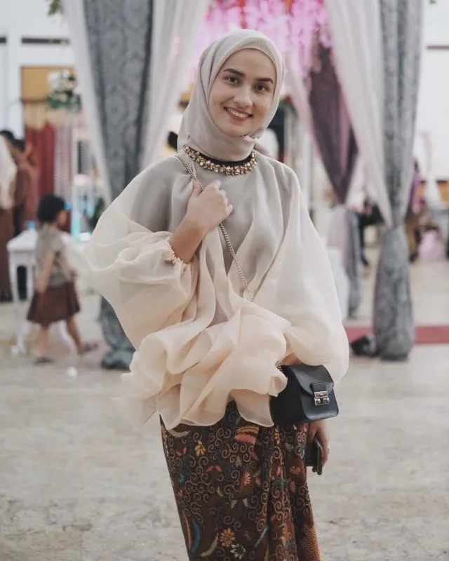 12+ Ragam Kebaya dan Rok Batik ala Dwi Handa, Klop Buatmu yang Kurang Berisi Badannya 23
