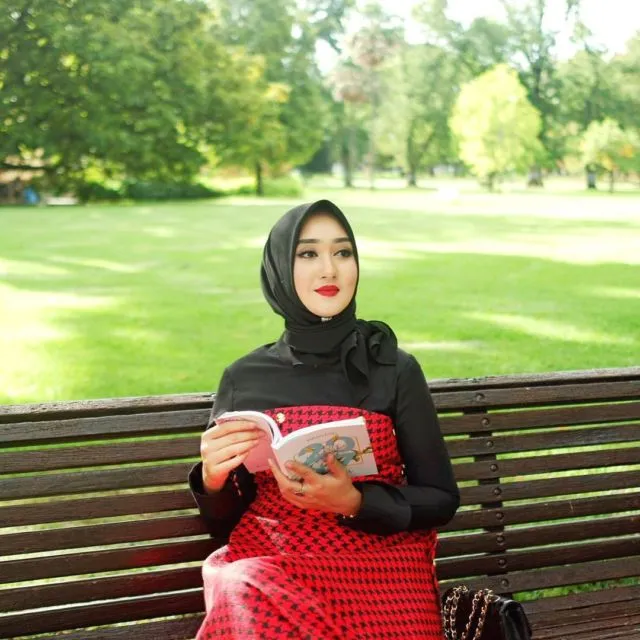 9 Padu Padan Hijab dengan Bold Make-up. Cocok Buat Kamu yang Ingin Tampil Berani 13