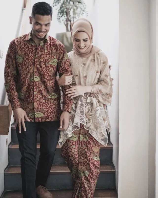12+ Ragam Kebaya dan Rok Batik ala Dwi Handa, Klop Buatmu yang Kurang Berisi Badannya 26