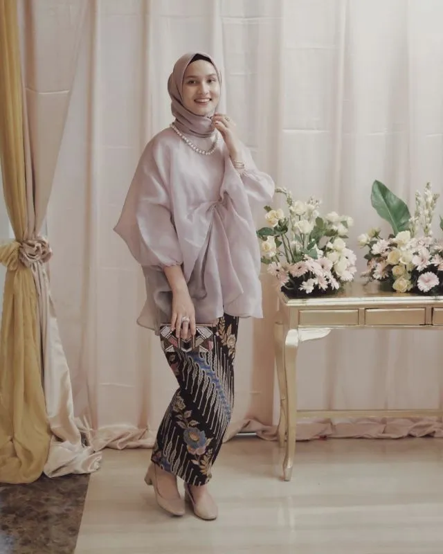 12+ Ragam Kebaya dan Rok Batik ala Dwi Handa, Klop Buatmu yang Kurang Berisi Badannya 22