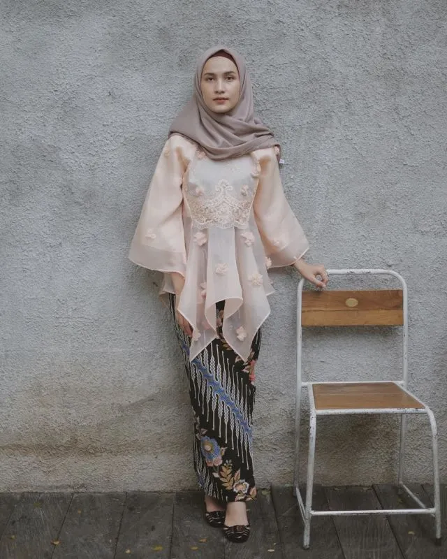 12+ Ragam Kebaya dan Rok Batik ala Dwi Handa, Klop Buatmu yang Kurang Berisi Badannya 17