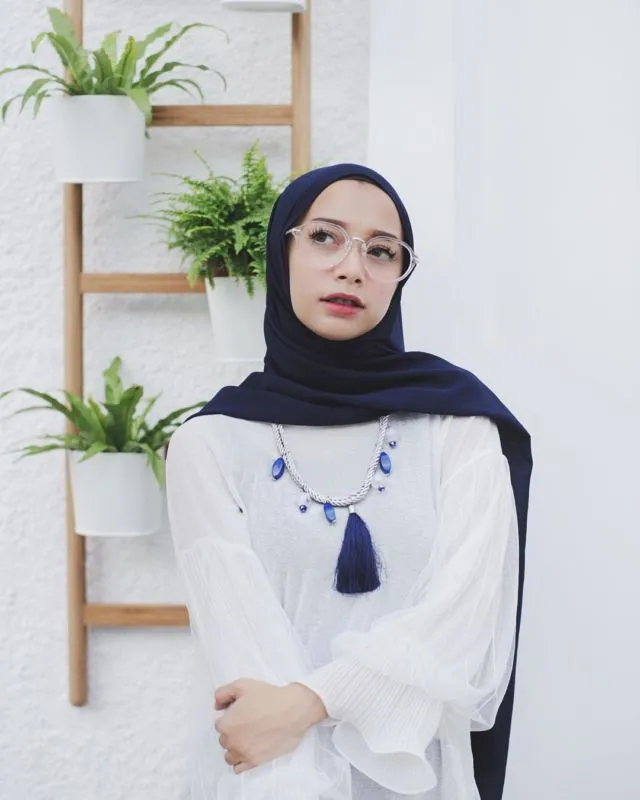 Begini Cara Make-up yang Benar untukmu Gadis Manis Berhijab dan Pakai Kacamata 11