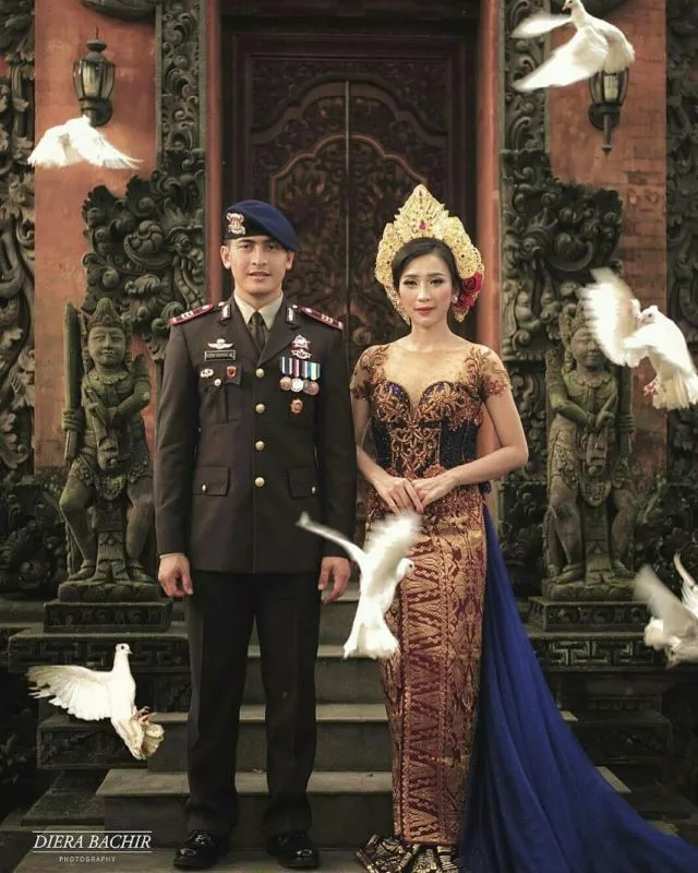Kumpulan Foto Prewedding dengan Pria Berseragam. Gagah di Barisan, Mesra Bareng Pasangan 33