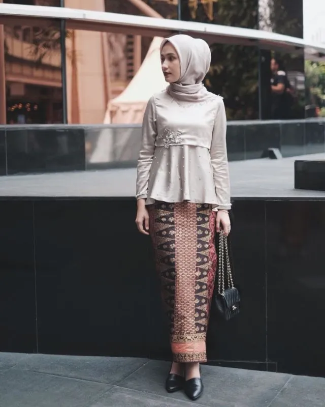 12+ Ragam Kebaya dan Rok Batik ala Dwi Handa, Klop Buatmu yang Kurang Berisi Badannya 24