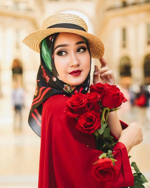 9 Padu Padan Hijab dengan Bold Make-up. Cocok Buat Kamu yang Ingin Tampil Berani 12