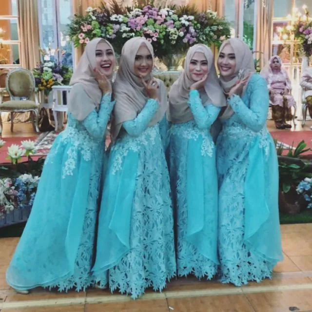 9 Kebaya dan Hijab Syar'i yang Menutup Dada untuk Wisuda 17