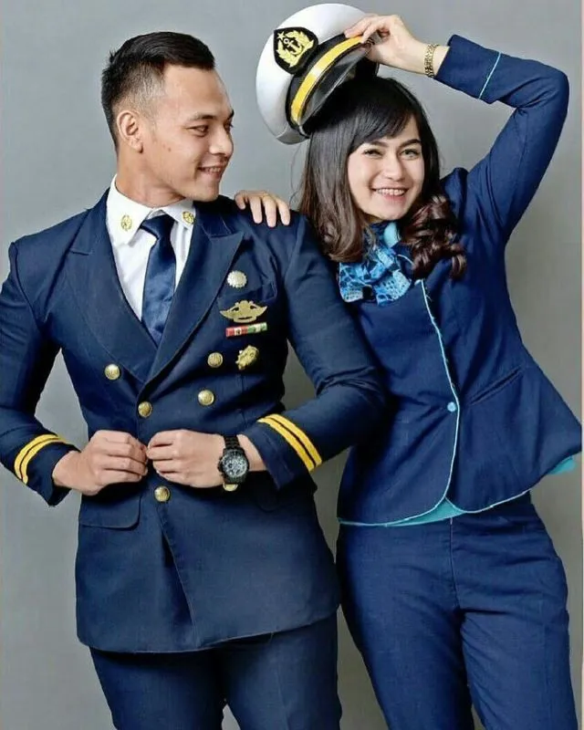 Kumpulan Foto Prewedding dengan Pria Berseragam. Gagah di Barisan, Mesra Bareng Pasangan 37
