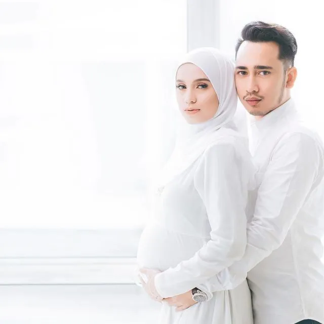 Tanpa Harus Vulgar, Ibu Hamil Berhijab Juga Bisa Berfoto yang Ciamik. Apalagi Kalau Barengan Sama Suamik 17