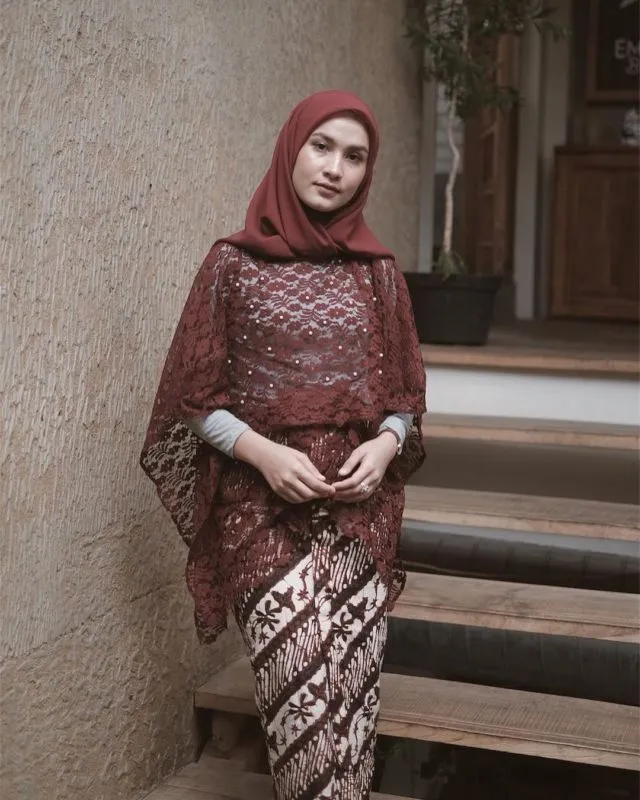 12+ Ragam Kebaya dan Rok Batik ala Dwi Handa, Klop Buatmu yang Kurang Berisi Badannya 18
