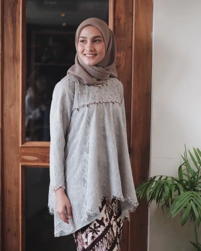 12+ Ragam Kebaya dan Rok Batik ala Dwi Handa, Klop Buatmu yang Kurang Berisi Badannya 25