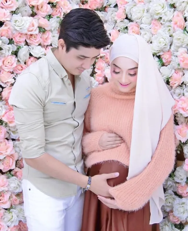 Tanpa Harus Vulgar, Ibu Hamil Berhijab Juga Bisa Berfoto yang Ciamik. Apalagi Kalau Barengan Sama Suamik 14