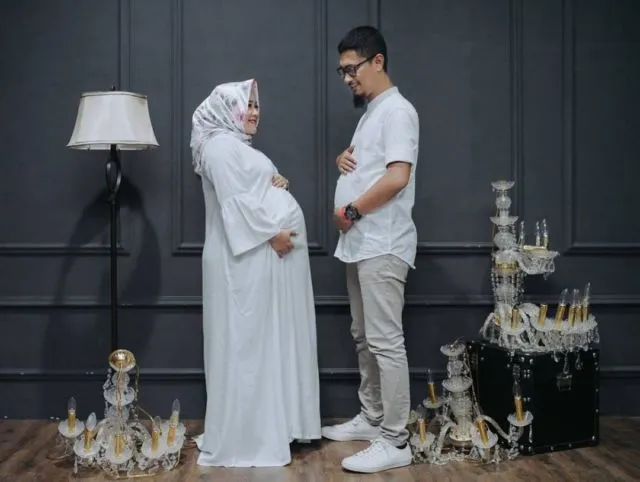 Tanpa Harus Vulgar, Ibu Hamil Berhijab Juga Bisa Berfoto yang Ciamik. Apalagi Kalau Barengan Sama Suamik 13