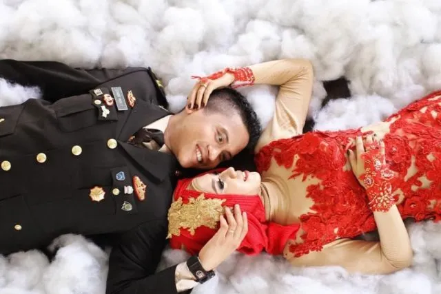 Kumpulan Foto Prewedding dengan Pria Berseragam. Gagah di Barisan, Mesra Bareng Pasangan 28