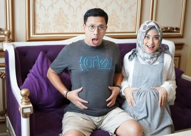 Tanpa Harus Vulgar, Ibu Hamil Berhijab Juga Bisa Berfoto yang Ciamik. Apalagi Kalau Barengan Sama Suamik 20