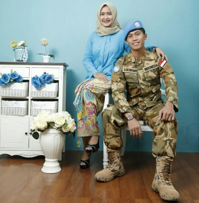 Kumpulan Foto Prewedding dengan Pria Berseragam. Gagah di Barisan, Mesra Bareng Pasangan 20