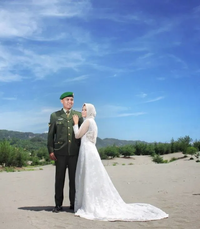 Kumpulan Foto Prewedding dengan Pria Berseragam. Gagah di Barisan, Mesra Bareng Pasangan 38
