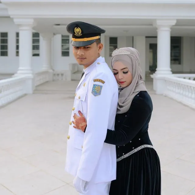Kumpulan Foto Prewedding dengan Pria Berseragam. Gagah di Barisan, Mesra Bareng Pasangan 22