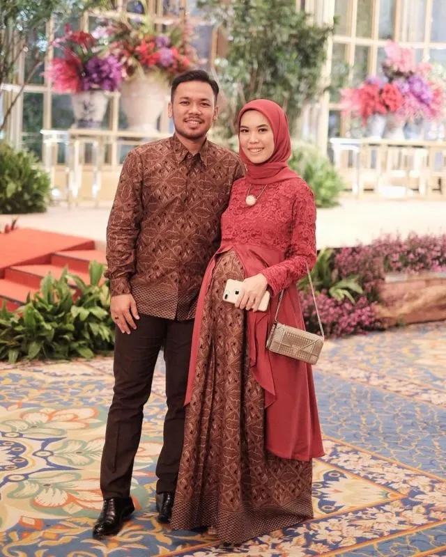 Tanpa Harus Vulgar, Ibu Hamil Berhijab Juga Bisa Berfoto yang Ciamik. Apalagi Kalau Barengan Sama Suamik 16