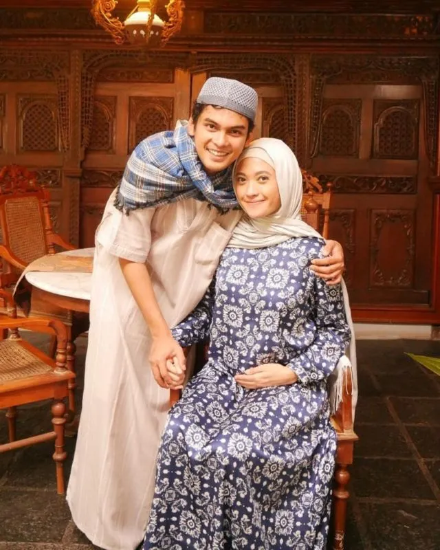 Tanpa Harus Vulgar, Ibu Hamil Berhijab Juga Bisa Berfoto yang Ciamik. Apalagi Kalau Barengan Sama Suamik 23