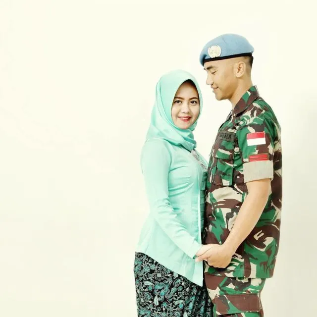 Kumpulan Foto Prewedding dengan Pria Berseragam. Gagah di Barisan, Mesra Bareng Pasangan 36