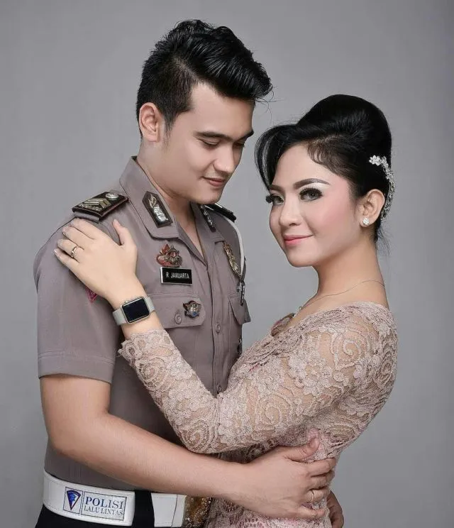 Kumpulan Foto Prewedding dengan Pria Berseragam. Gagah di Barisan, Mesra Bareng Pasangan 27