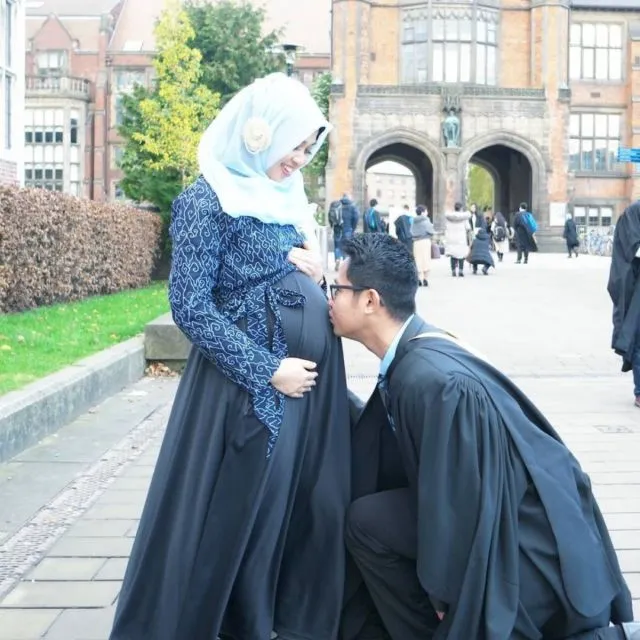 Tanpa Harus Vulgar, Ibu Hamil Berhijab Juga Bisa Berfoto yang Ciamik. Apalagi Kalau Barengan Sama Suamik 19