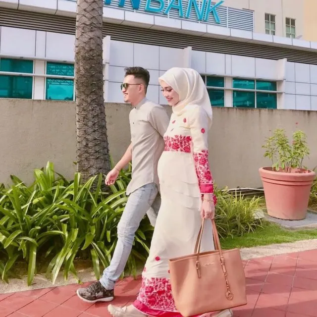Tanpa Harus Vulgar, Ibu Hamil Berhijab Juga Bisa Berfoto yang Ciamik. Apalagi Kalau Barengan Sama Suamik 21