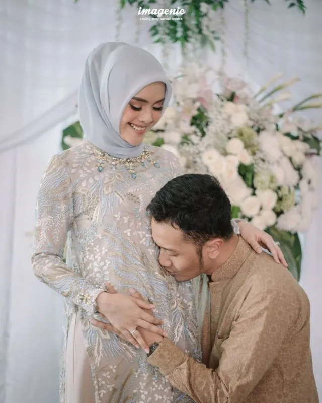 Tanpa Harus Vulgar, Ibu Hamil Berhijab Juga Bisa Berfoto yang Ciamik. Apalagi Kalau Barengan Sama Suamik 24