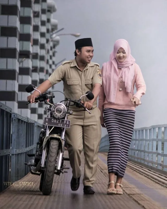 Kumpulan Foto Prewedding dengan Pria Berseragam. Gagah di Barisan, Mesra Bareng Pasangan 24