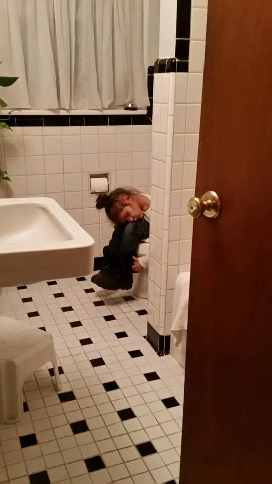 12 Potret Konyol Orang yang Tidur di Ruang Publik. Kalau Udah Ngantuk, Tidur Bisa di Mana Saja! 21