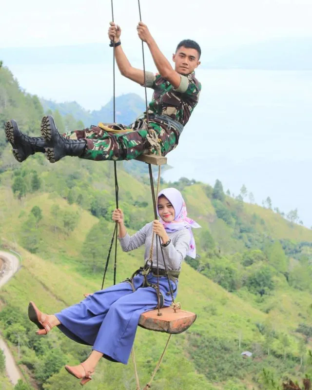 Kumpulan Foto Prewedding dengan Pria Berseragam. Gagah di Barisan, Mesra Bareng Pasangan 26