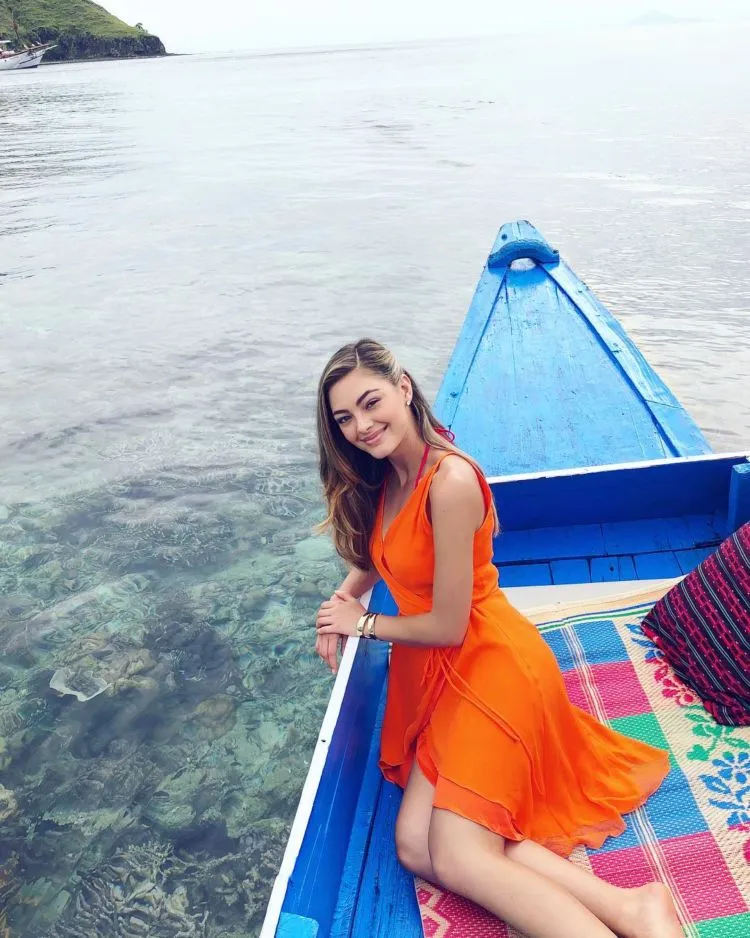 Miss Universe 2017 Tengah Berkunjung di Pulau Komodo. Ini yang Dia Lakukan di Sana! 5