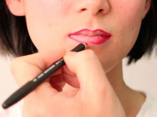 Biar Nggak Dikira Hobi Ngerokok, Ini Cara Pakai Lipstik untuk Pemilik Bibir Gelap. Praktikkan, Yuk! 7