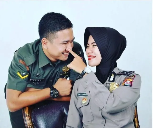 Kumpulan Foto Prewedding dengan Pria Berseragam. Gagah di Barisan, Mesra Bareng Pasangan 34
