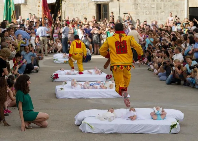 Baby Jumping Festival, Festival Melompati Bayi yang Cukup Ekstrem. Kok Ngeri Banget ya? 5