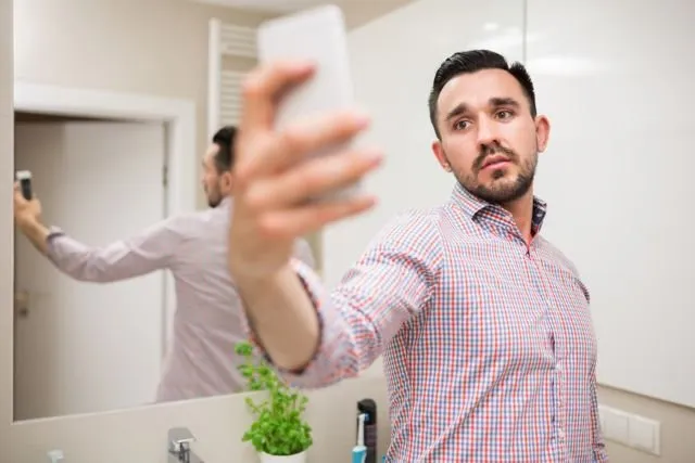 7+ Pose Foto Ini Sering Dibilang 'Iyuuh' sama Warganet. Tapi Kok Masih Banyak yang Pakai, Ya? 18