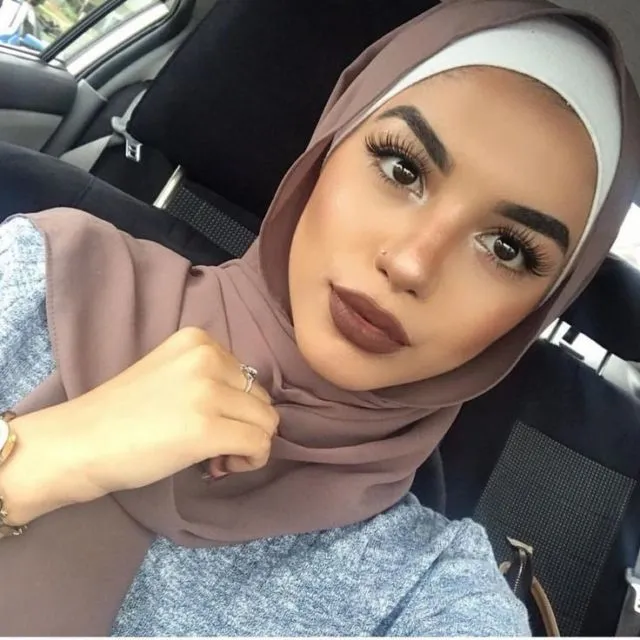 9 Padu Padan Hijab dengan Bold Make-up. Cocok Buat Kamu yang Ingin Tampil Berani 14