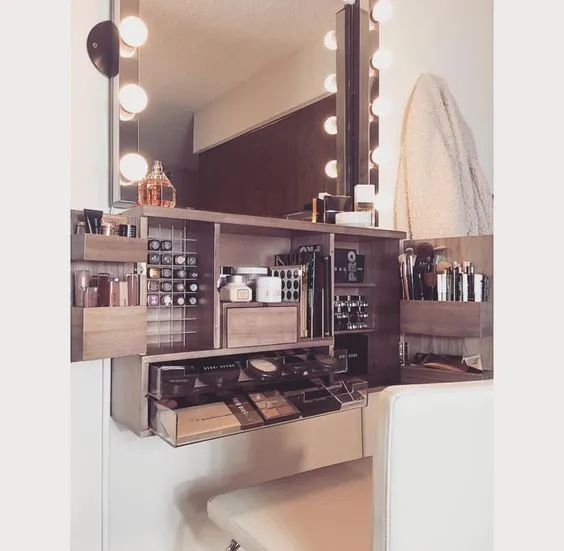 11 Meja Rias Minimalis Aesthetic untuk Kamar Sempit 22 meja rias minimalis