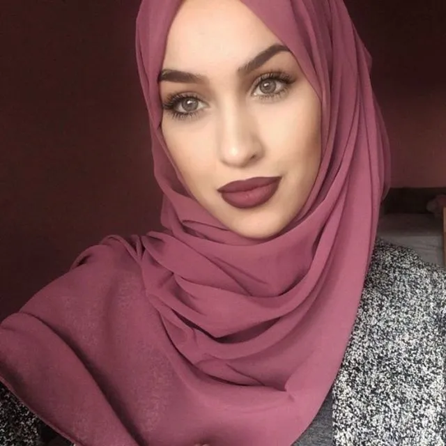 9 Padu Padan Hijab dengan Bold Make-up. Cocok Buat Kamu yang Ingin Tampil Berani 16