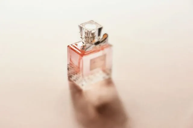Biar Nggak Dijauhi Teman, 6 Kesalahan Saat Pakai Parfum Ini Baiknya Kamu Hindari Mulai Sekarang 11