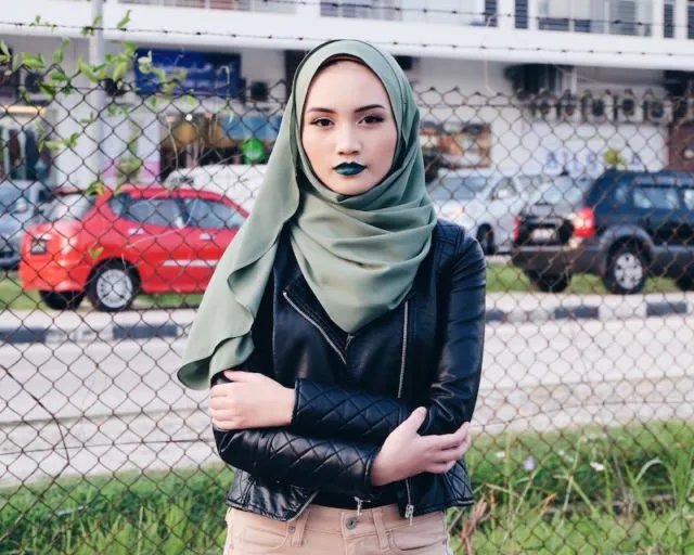 9 Padu Padan Hijab dengan Bold Make-up. Cocok Buat Kamu yang Ingin Tampil Berani 18