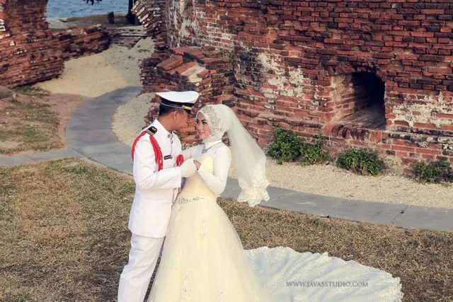 Kumpulan Foto Prewedding dengan Pria Berseragam. Gagah di Barisan, Mesra Bareng Pasangan 32