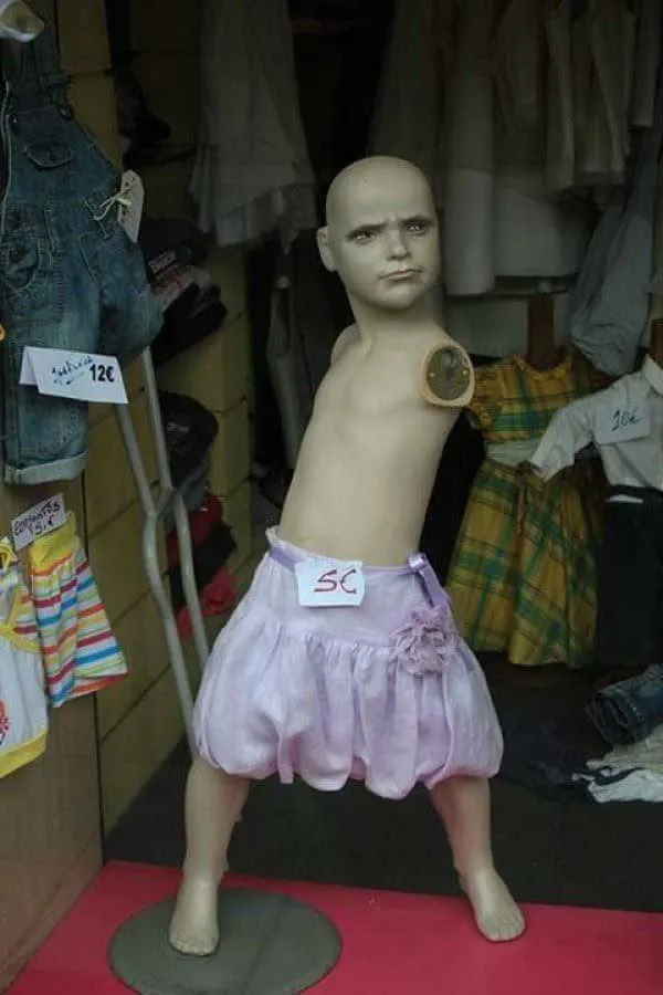 16+ Pose Manekin Jajakan Pakaian ini Kocak Banget. Tapi, Bikin Orang Jadi Pengen Beli Nggak Sih? 21