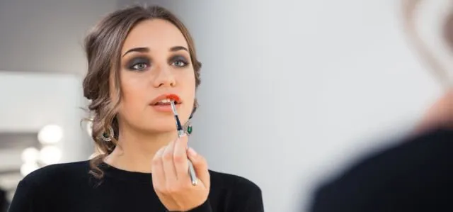Cuma Terapkan 7+ Cara Pakai Red Lipstick Ini, Bikin Kamu Kayak Habis Didandanin MUA! 12