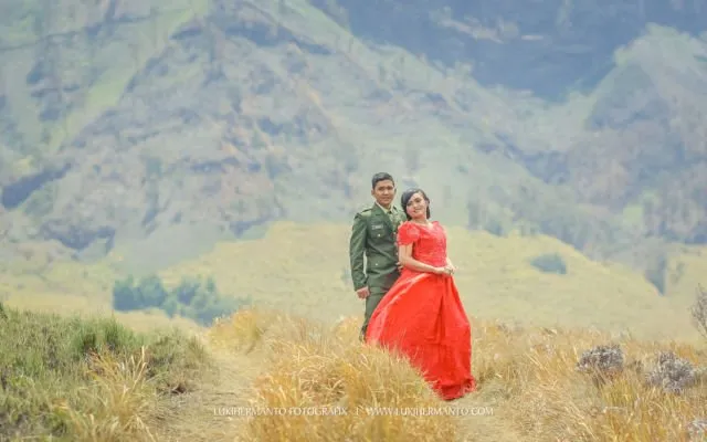 Kumpulan Foto Prewedding dengan Pria Berseragam. Gagah di Barisan, Mesra Bareng Pasangan 35